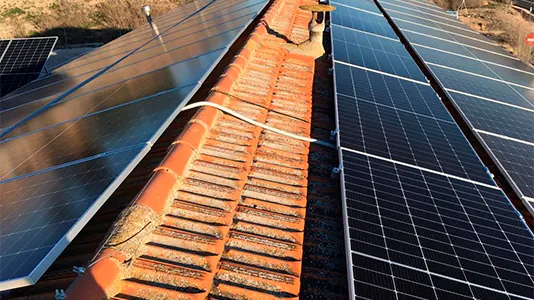 Placas solares sobre un tejado de teja