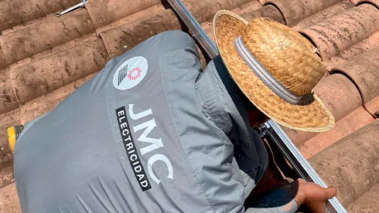 Técnico de JMC Electricidad revisando un tejado