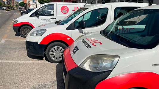 Electricista revisando las conexiones de un cuadro eléctrico