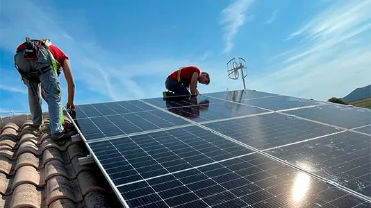 Instaladores de JMC Electricidad montando placas solares en un tejado
