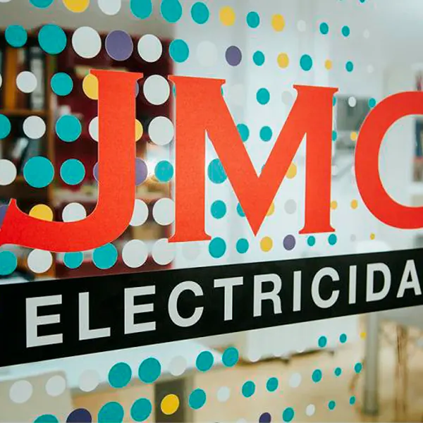 Mural con el logotipo de JMC Electricidad en su oficina
