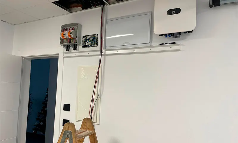 Inversor y cuadro eléctrico en una instalación con mantenimiento